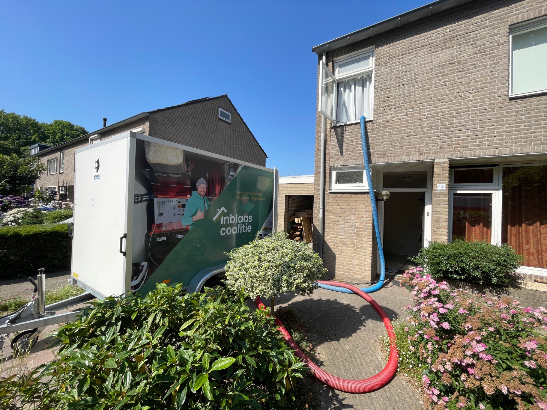 Inblaaswagen met slangen naar de woning